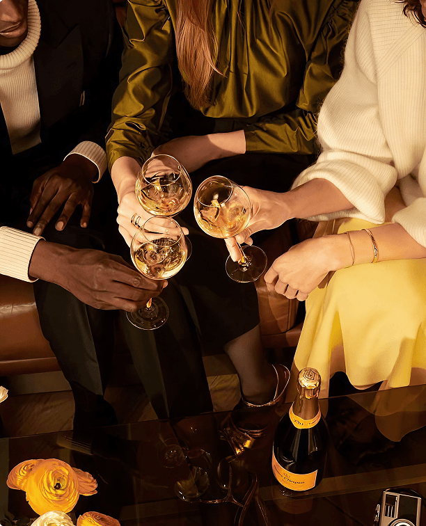 Prieteni ciocnind pahare de vin Trei Puncte - Momente de bucurie și comunitate